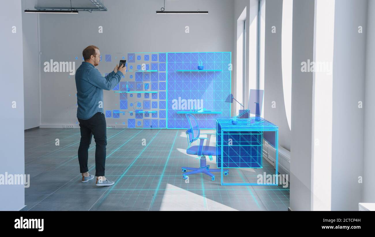 New Home Office: Modern Interior Designer utilizza Augmented Reality Software sul computer Digital Tablet per scegliere il mobile 3D per il suo accogliente ufficio domestico Foto Stock