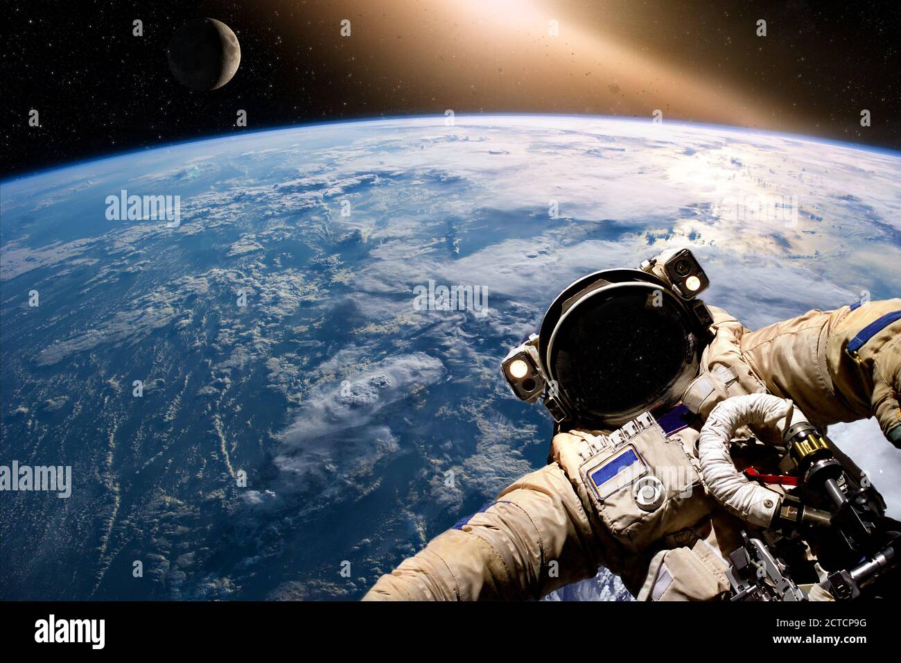 l'astronauta galleggia nello spazio in assenza di peso vicino al pianeta terra Foto Stock