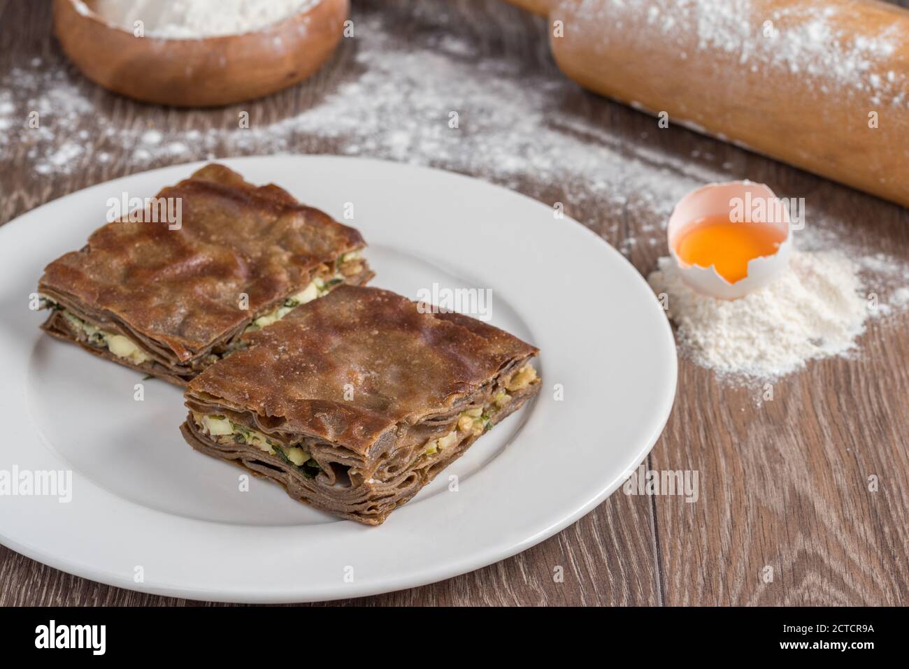 Turco su boregi, tradizionale turco farcito filo impasto fatto di siyez farina cheesy pasticceria alimentare. Foto Stock