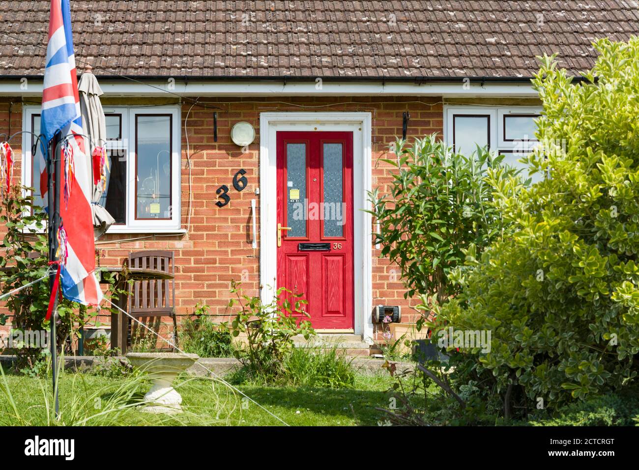 QUAINTON, Regno Unito - 15 maggio 2020. Porta anteriore e facciata di una casa bungalow in Buckinghamshire, Regno Unito Foto Stock