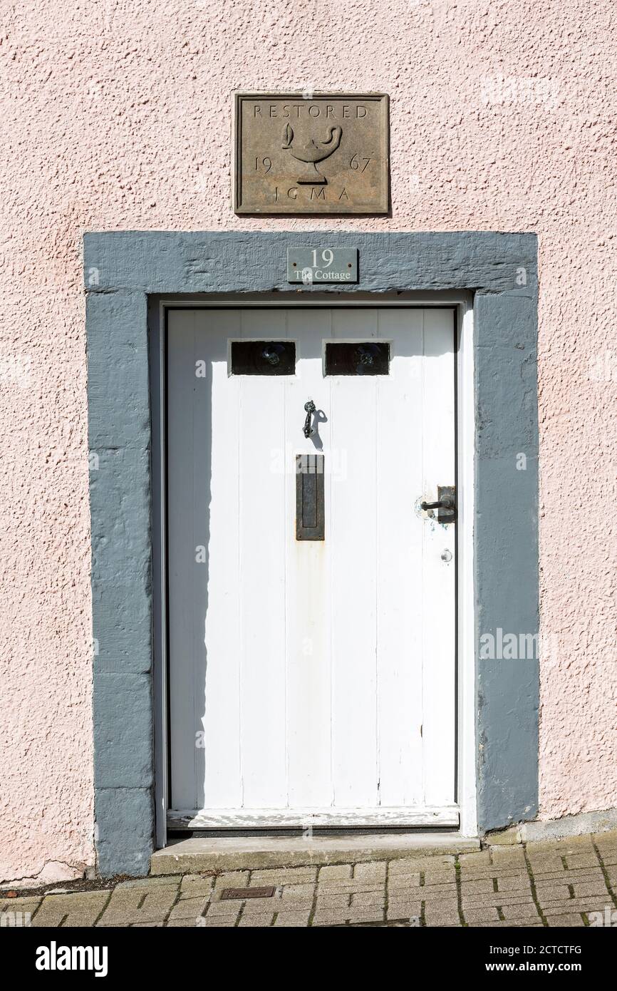 Porta anteriore in legno bianco con numero 19 sopra. Foto Stock