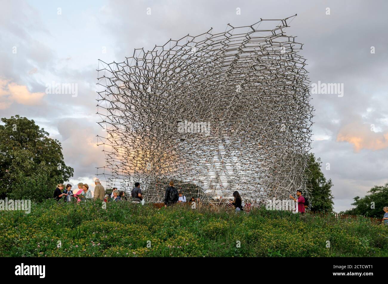 L'Hive, una struttura a rete torreggiante in Kew Gardens che rappresenta una vera e propria alveare, una cornice interbloccante. Foto Stock