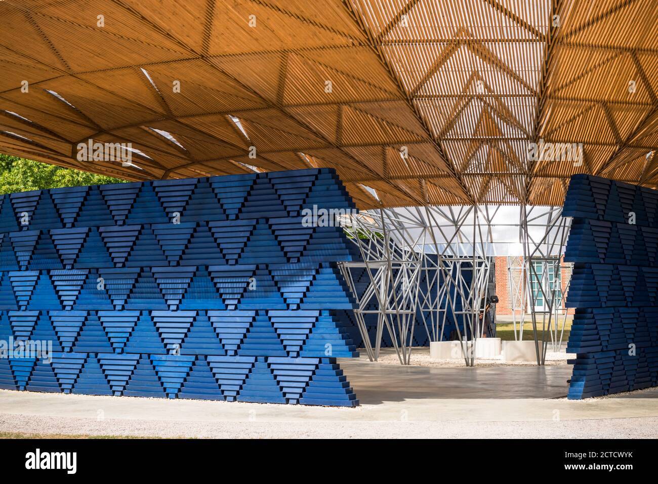 Il Padiglione serpentino 2017, struttura temporanea in legno, in blu scuro e colori naturali, forme organiche con cortile centrale. Foto Stock