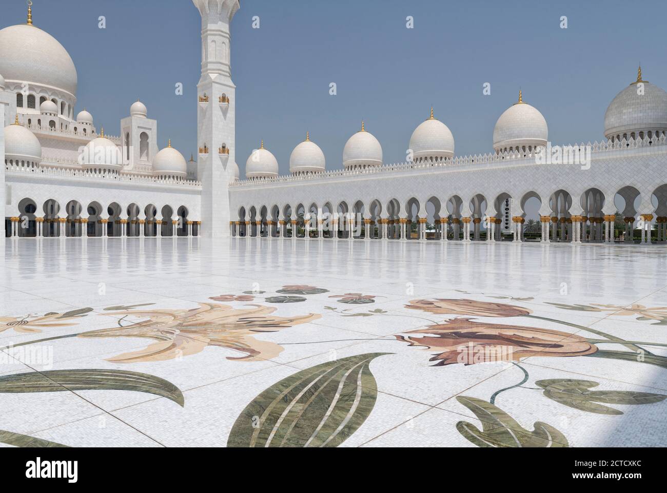 Una foto di un giorno della Grande Moschea Sheikh Zayed, cortile interno con pavimento in marmo di Abu Dhabi con cupole, archi e colonne. La moschea è stata completata nel 2007. Foto Stock