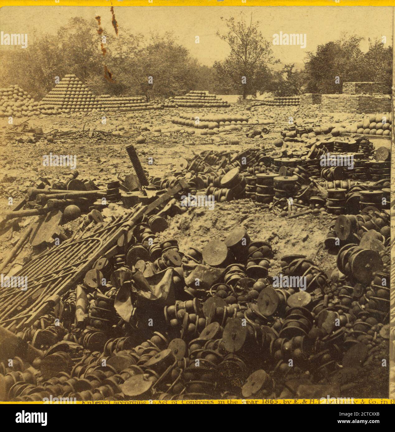 Vista nell'arsenale terreni, vicino al Petersburgh R. Bridge, Richmond, va mostrando shot, guscio, e canister sic sparso intorno., E. & H.T. Anthony (azienda), 1861, Stati Uniti Foto Stock