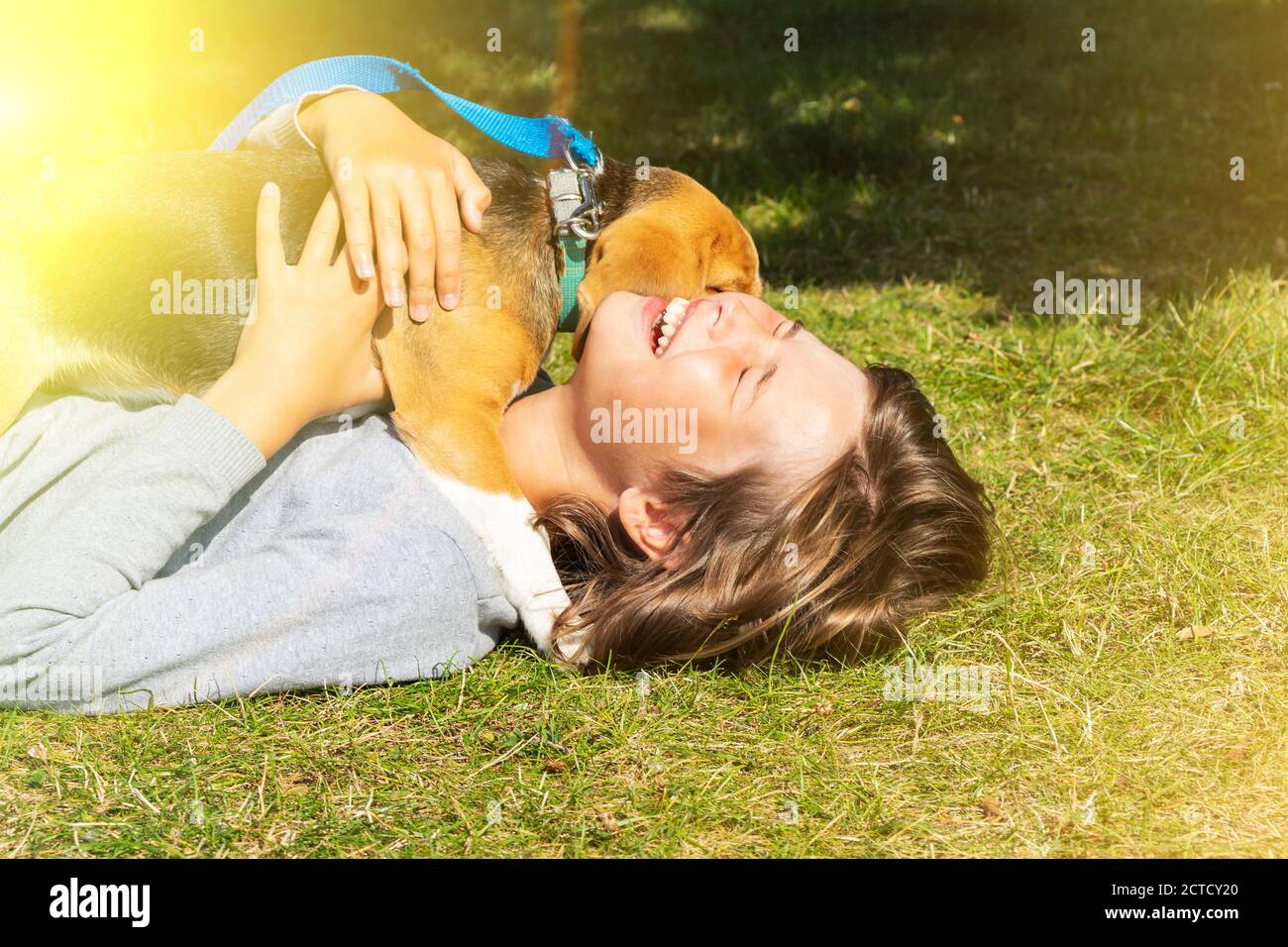 ragazza teen con il cane, il cane lecca la sua faccia. Foto Stock