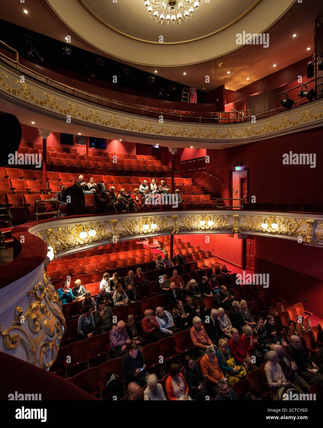 Perth Theatre, Scozia, Regno Unito. Auditorium principale dalla scatola con il pubblico. Foto Stock