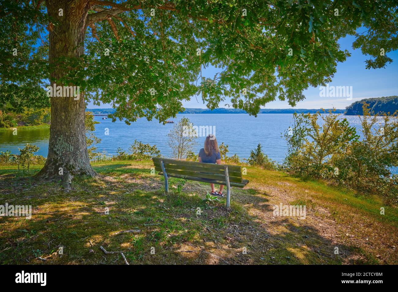 Le donne che si siedono su una panchina godendo il paesaggio del lago del Kentucky. Foto Stock