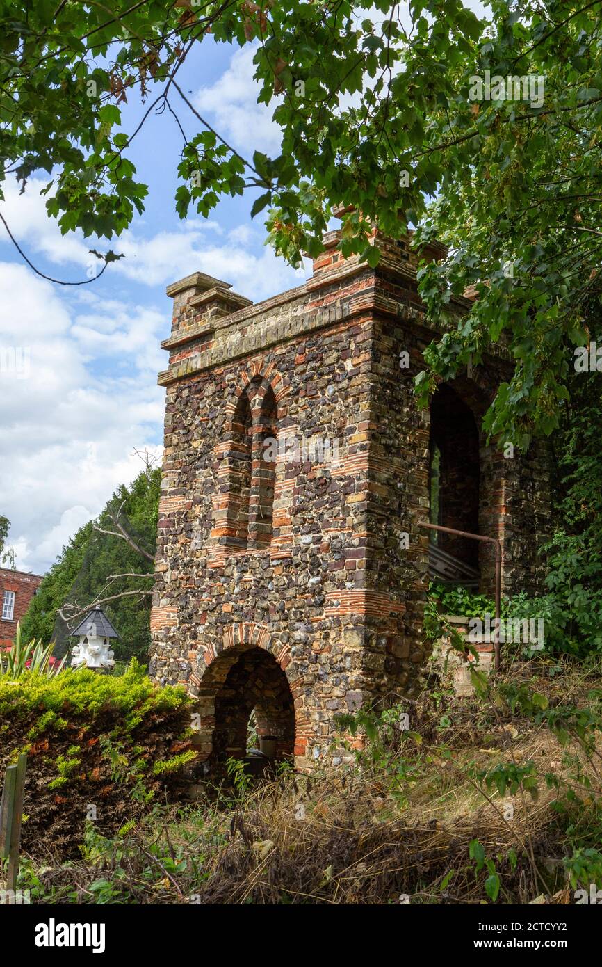 Insolito castello-come caratteristica in un giardino posteriore a Sudbury, una città di mercato a Suffolk, Regno Unito. Foto Stock