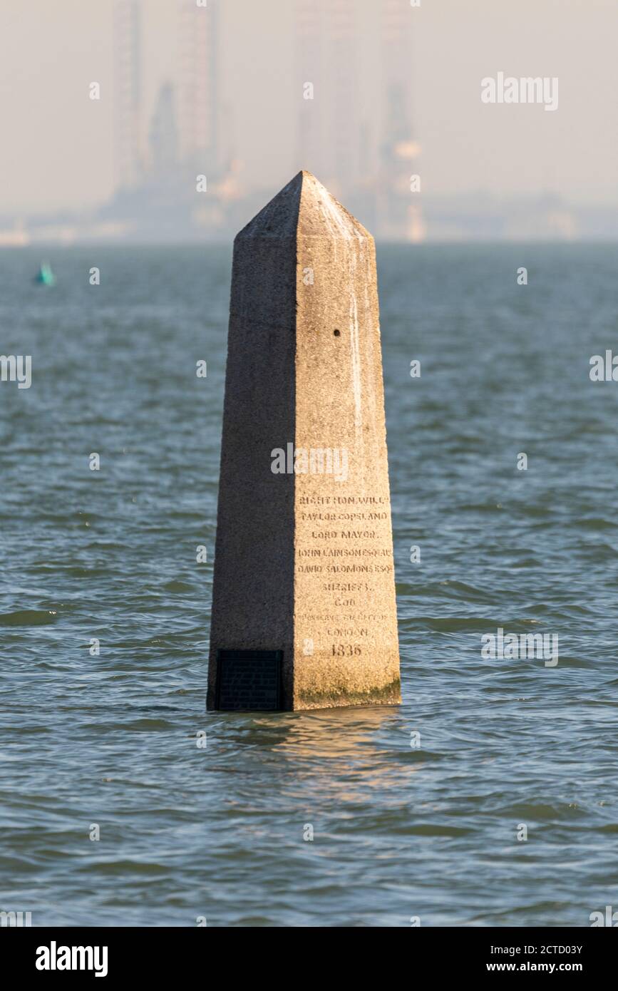 Il Crow Stone immerso profondamente in un'alta marea, marea di primavera, al largo di Chalkwell, Southend on Sea, Essex, Regno Unito. Crowstone, pietra londinese, pennarello estuario Foto Stock