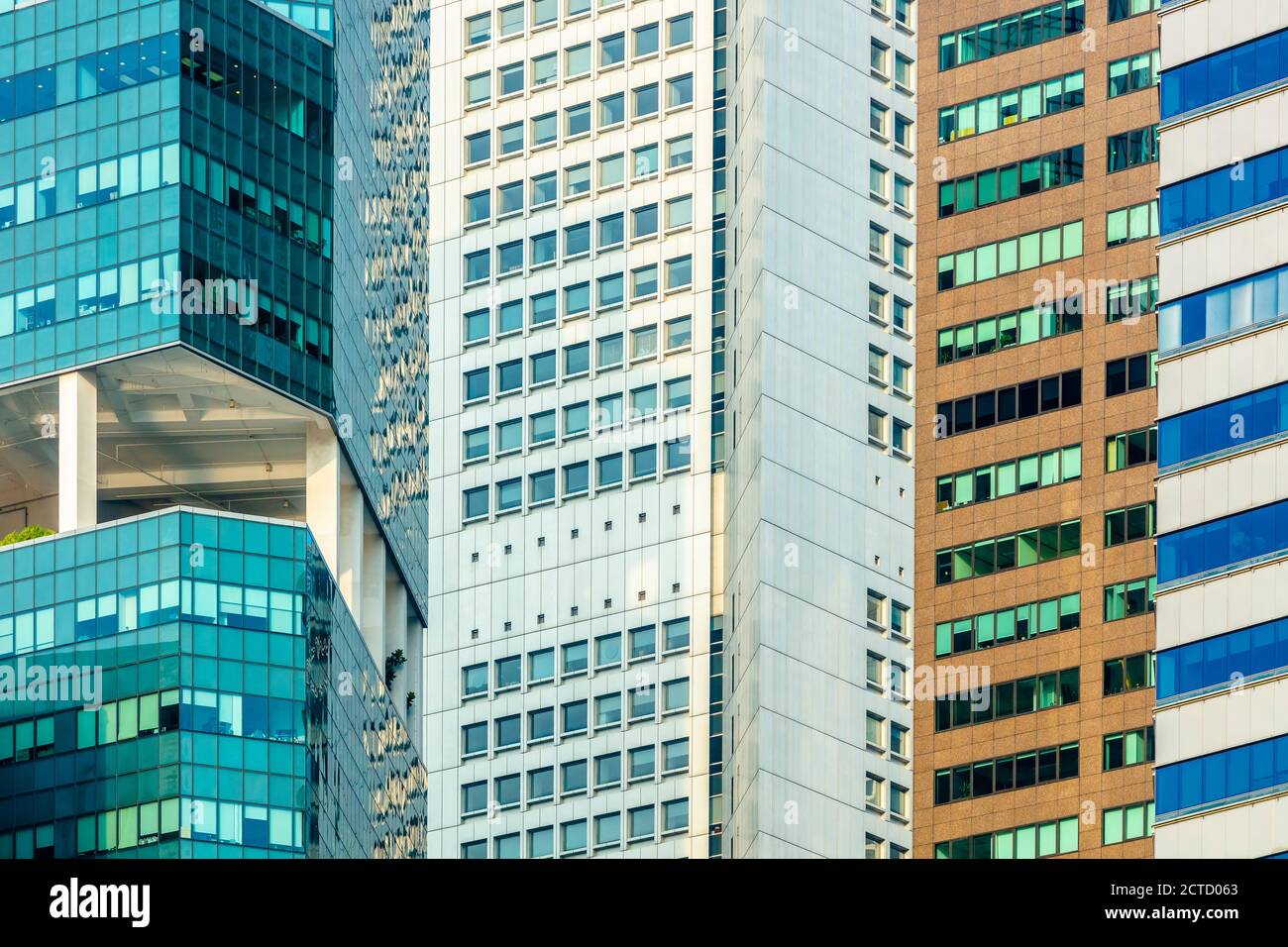 Primi piani delle facciate esterne di vari edifici commerciali di Singapore quartiere centrale degli affari del centro Foto Stock