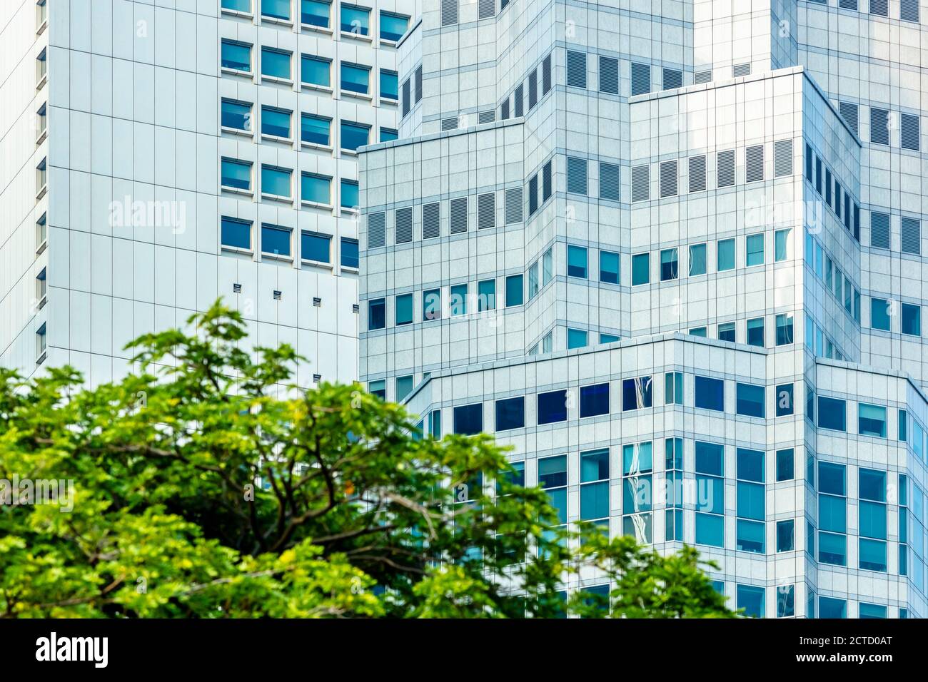 Primo piano delle facciate esterne di UOB Plaza nel centro di Singapore quartiere centrale degli affari Foto Stock