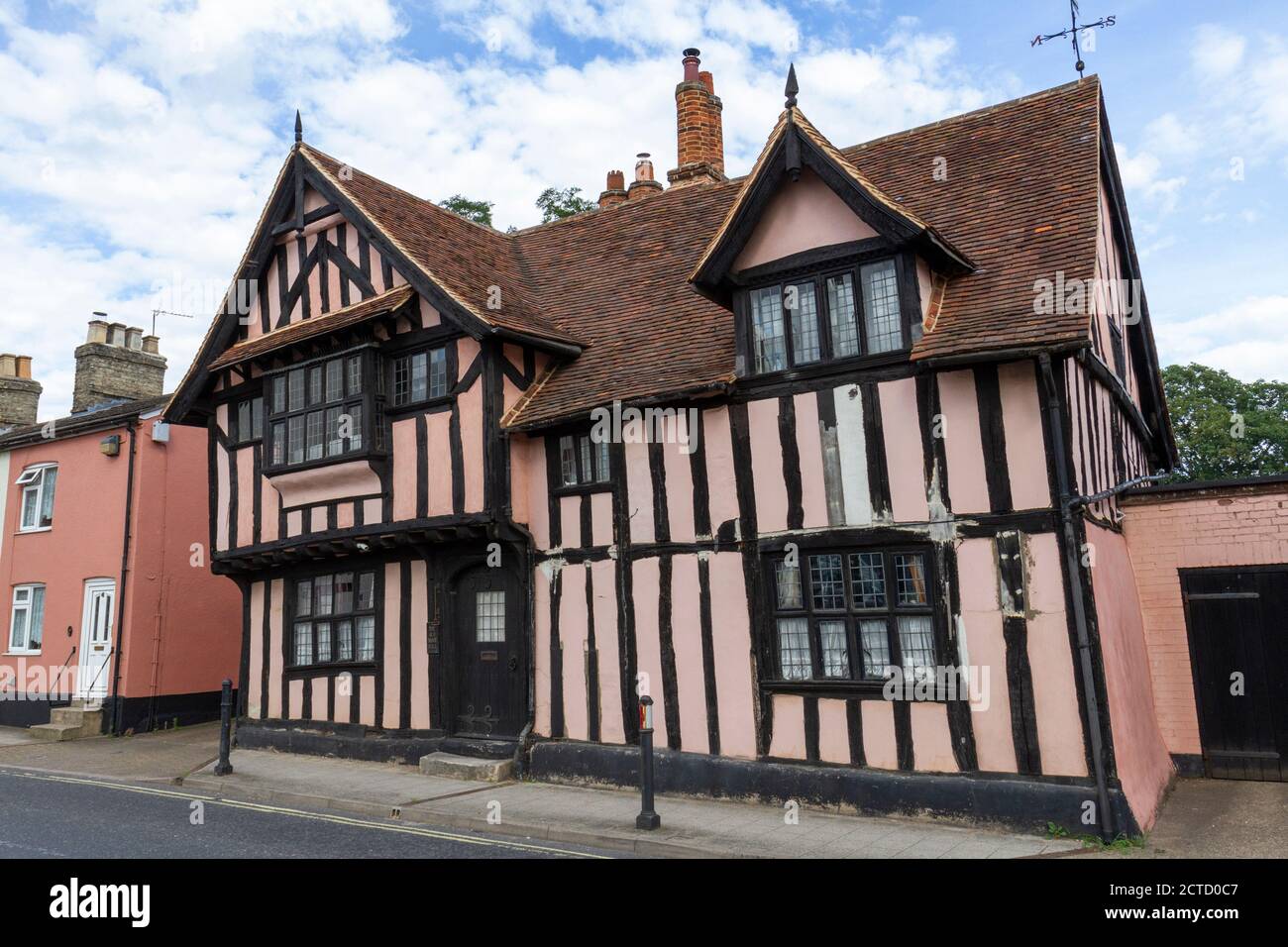 Una casa di legno e gesso mezzo in Sudbury, una città di mercato in Suffolk, Regno Unito. Foto Stock