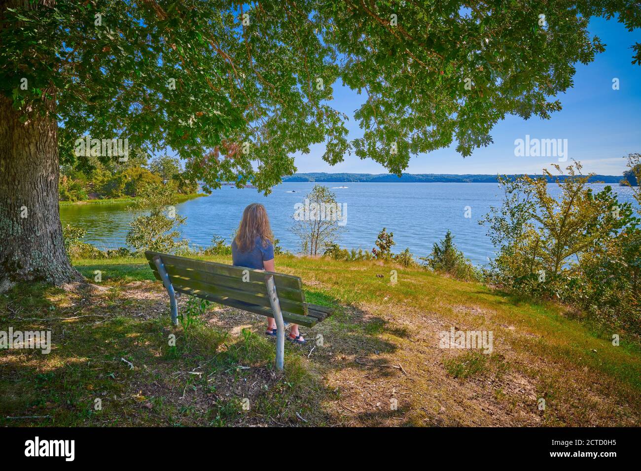 Le donne che si siedono su una panchina godendo il paesaggio del lago del Kentucky. Foto Stock