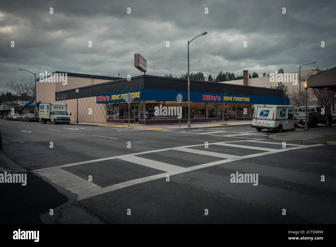 Negozio di mobili RIFE e camion USPS a Coos Bay, Oregon Foto Stock