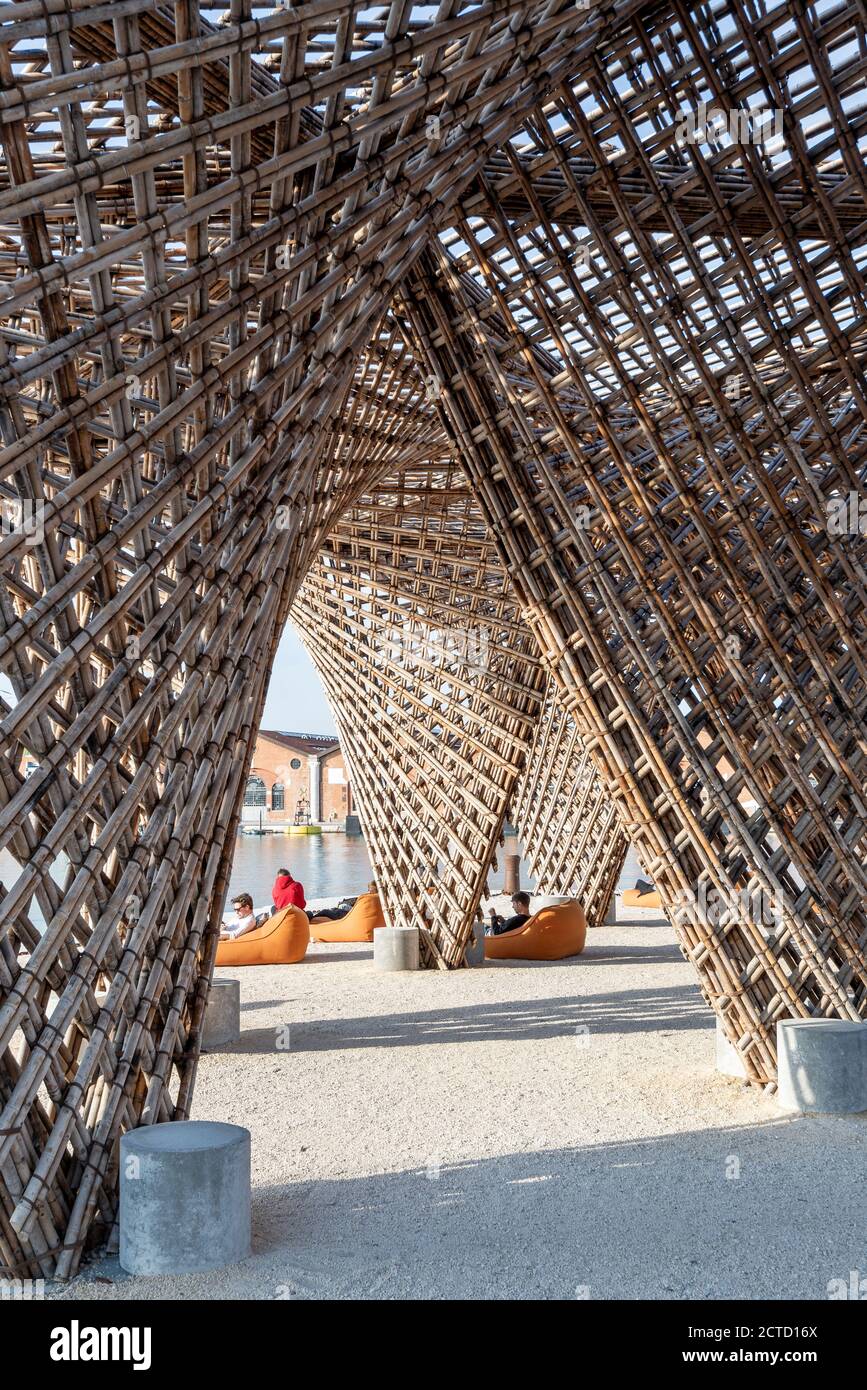 2018 Biennale di architettura di Venezia a cura di Yvonne Farrell e Shelley McNamara. Bambù stalattito da VTN Architects. Foto Stock