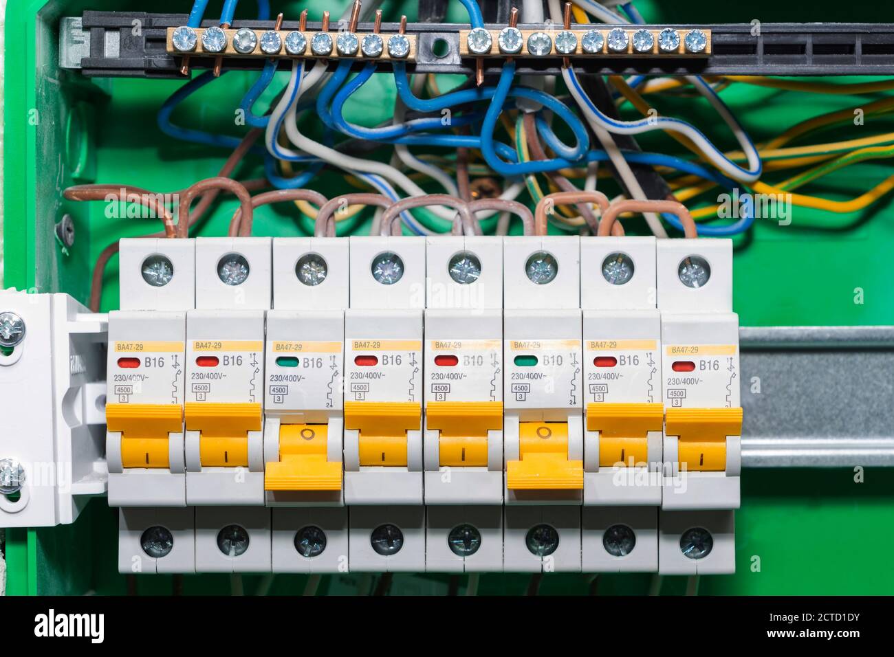 Dispositivi automatici di protezione da sovraccarico nella rete di alimentazione. Gli interruttori automatici o i fusibili sono dispositivi di sicurezza elettrica. Foto Stock