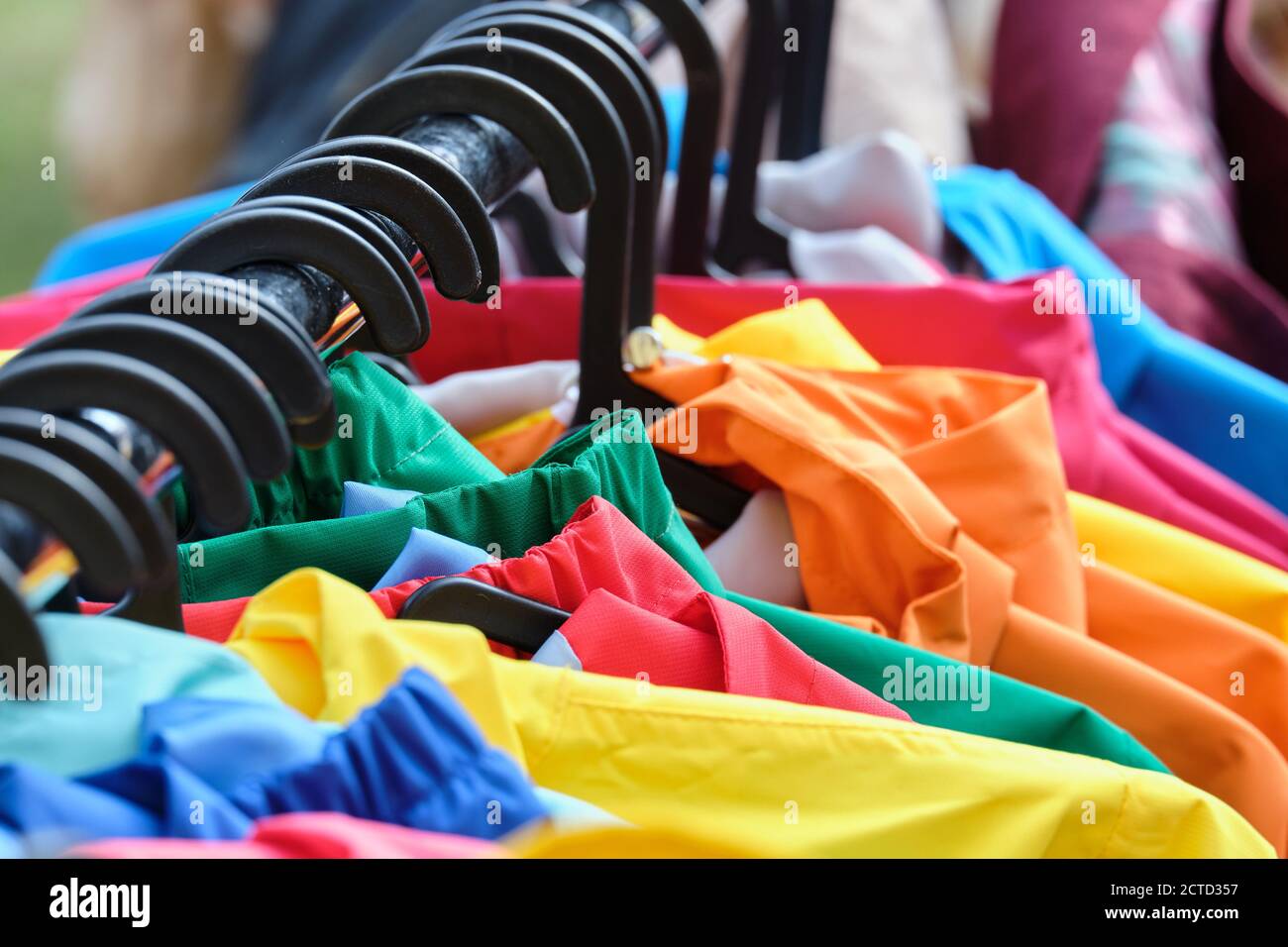 vendita di giacche autunnali e primaverili in seconda mano. Foto Stock