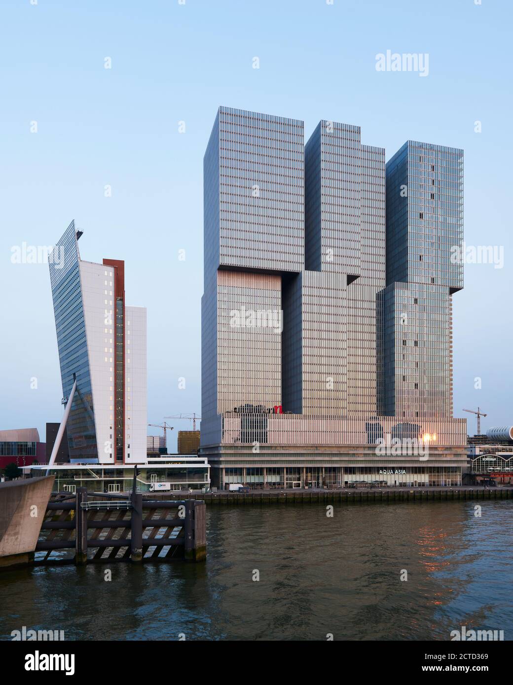 Esterno di De Rotterdam a Rotterdam, Paesi Bassi. Completato nel 2013 dallo studio OMA dell'architetto olandese REM Koolhaas. Una 'città verticale' ad uso misto di tre torri di vetro interconnesse. Si eleva su 44 piani ad un'altezza di 150 metri. Foto Stock