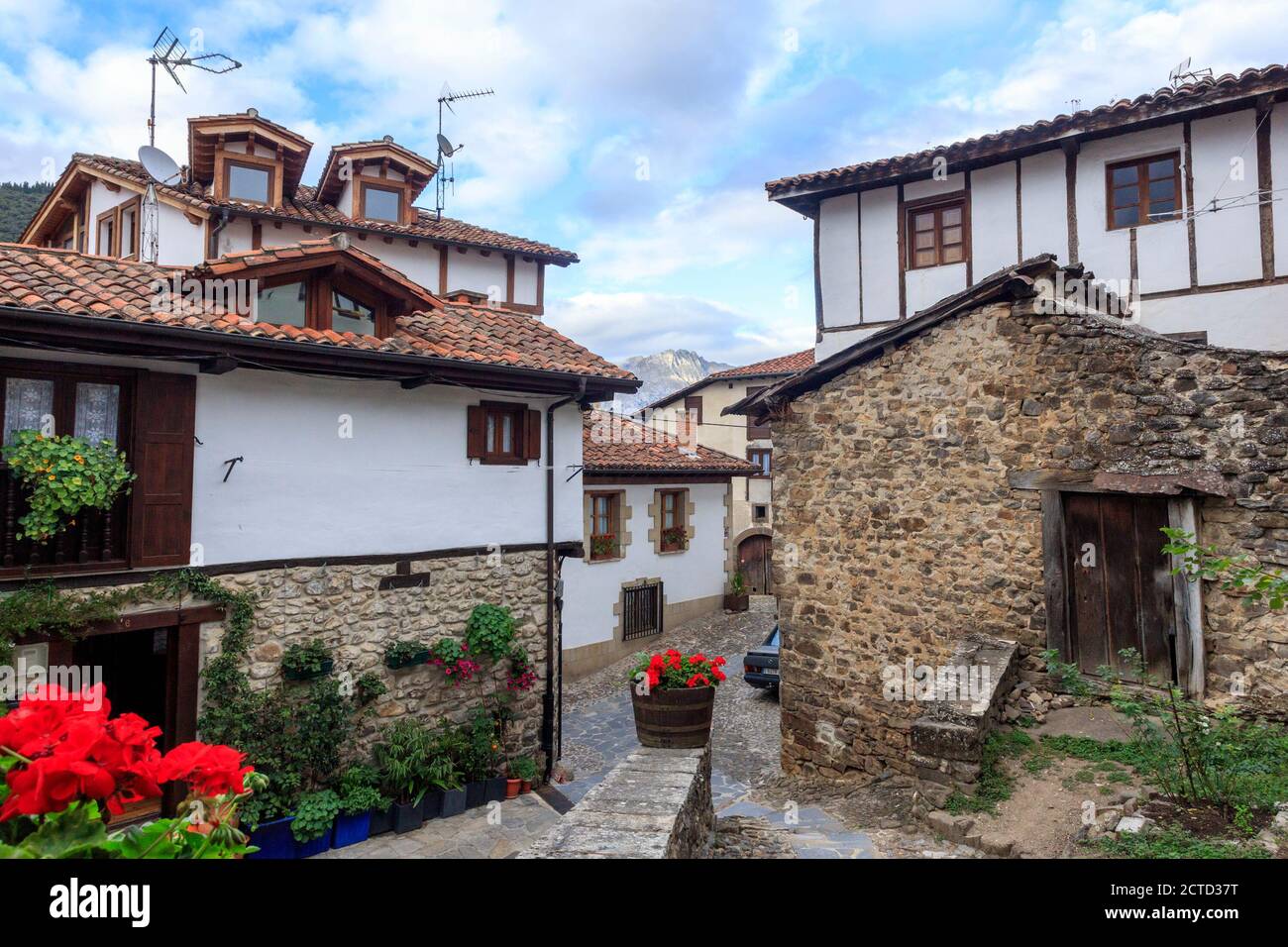 Potes, un villaggio in Picos de Europa National Park.Cantabria. Spagna Foto Stock