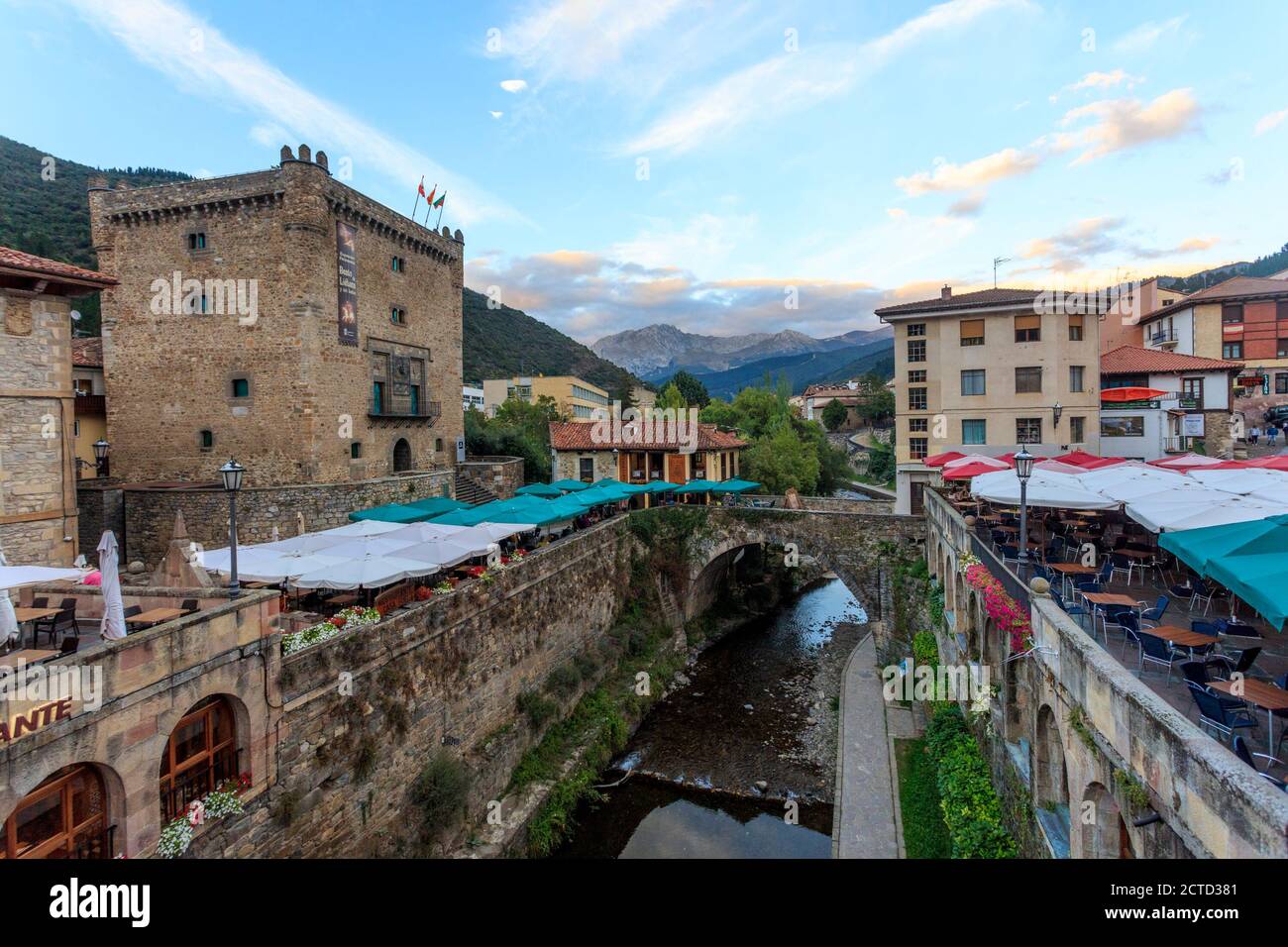 Potes, un villaggio nel Parco Nazionale di Picos de Europa. Spagna settentrionale Foto Stock
