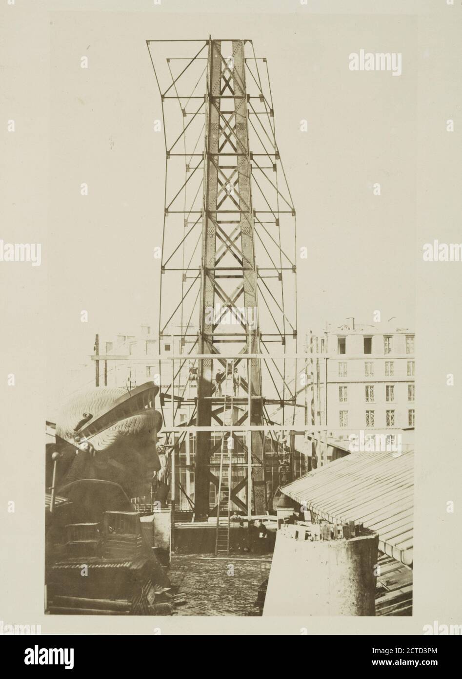 Ponteggi per l'assemblaggio della Statua della libertà, di cui la testa è mostrata a sinistra, a Parigi., immagine, fotografie, 1883, Fernique, Albert, 1841-1898 Foto Stock