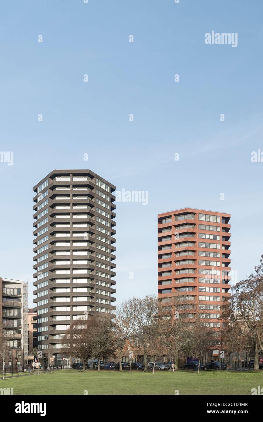 Hoxton Press è un progetto residenziale situato all'angolo sud-ovest della Colville Estate, uno sviluppo di alloggi a Hackney, Londra Est. Le due torri residenziali di David Chipperfield Architects, rispettivamente a 16 e 20 piani, fanno parte di questo masterplan e sono state commissionate da Anthology. Il progetto è stato completato alla fine del 2018. Hoxton, Londra, Regno Unito. Foto Stock