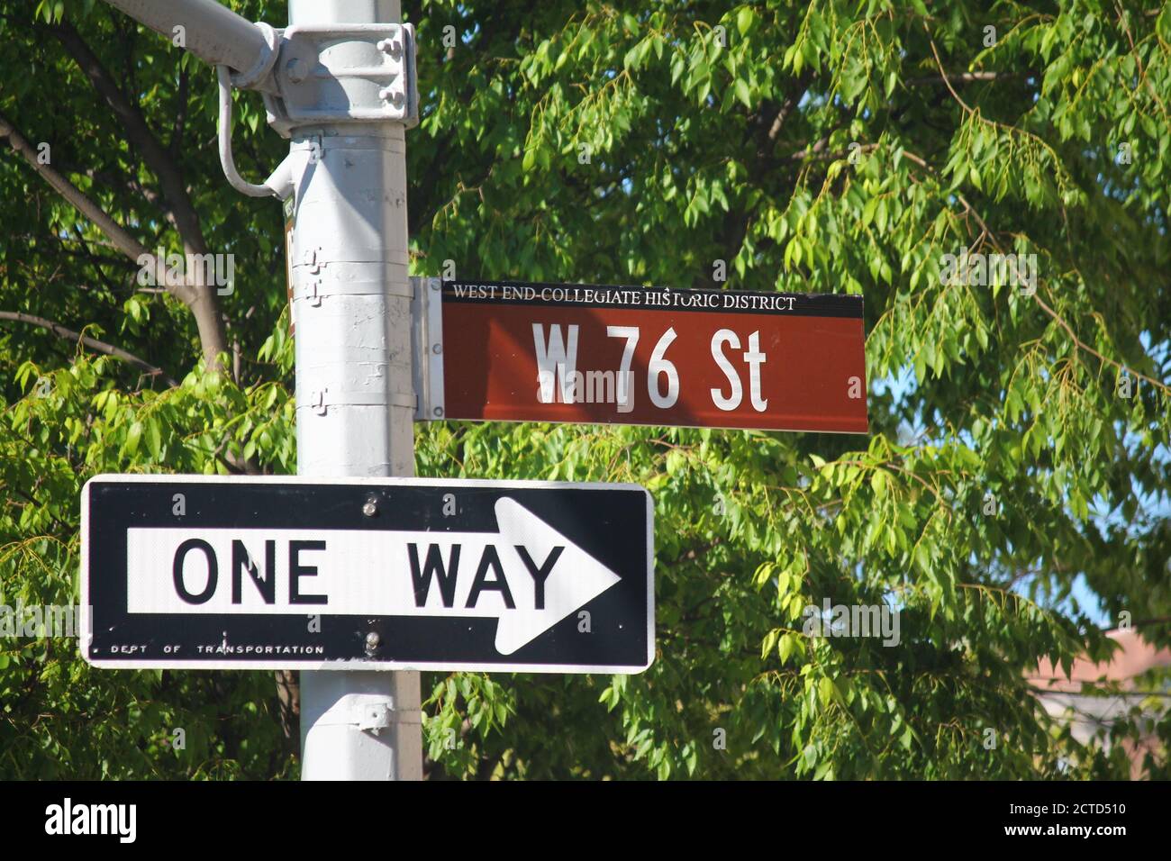 West 76th Street segno storico nel quartiere collegiale Foto Stock