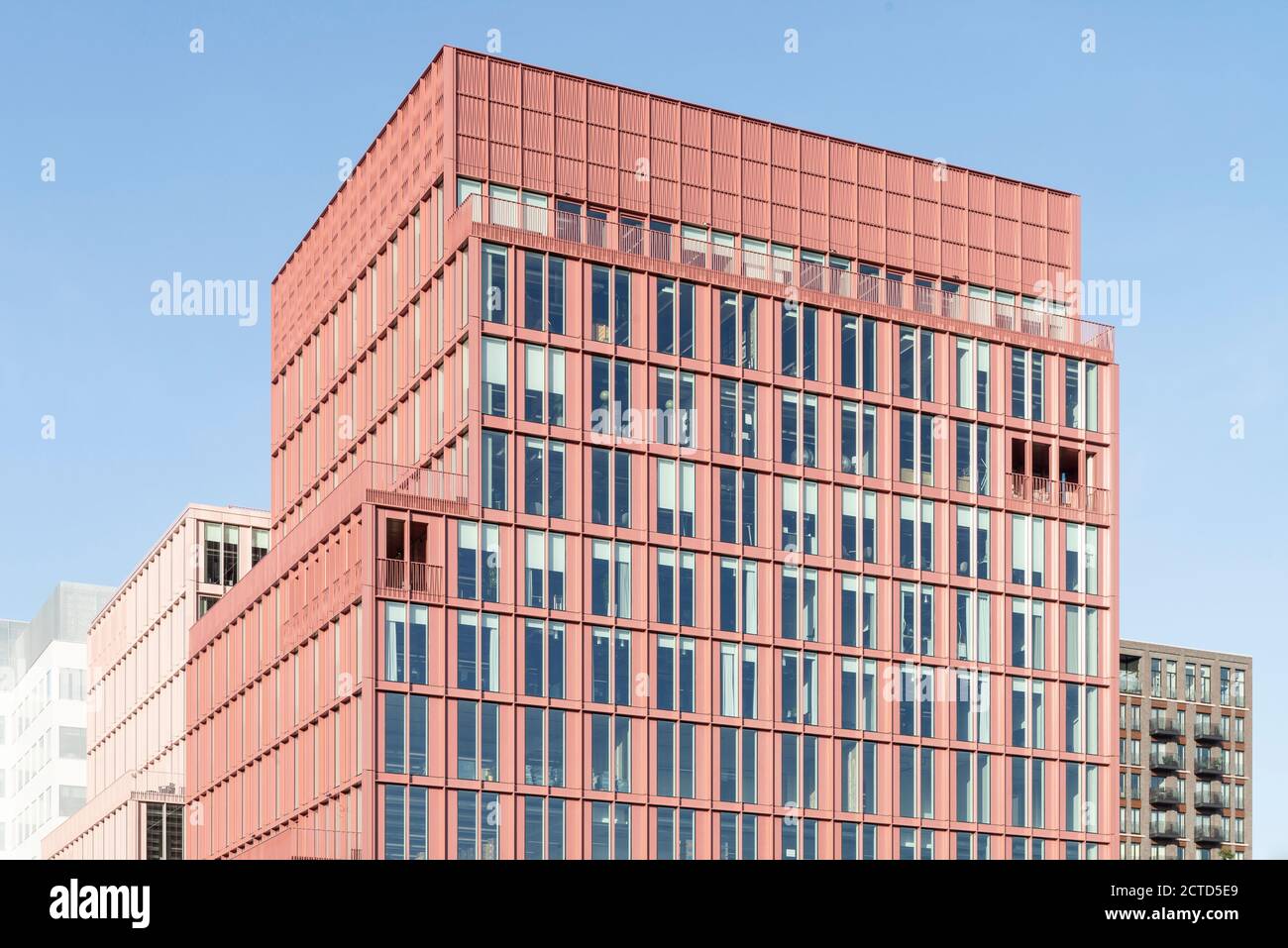 R7 di Morris+Company, un edificio civico con una facciata in metallo e vetro pallido rosa, King's Cross, Londra, Regno Unito. Foto Stock