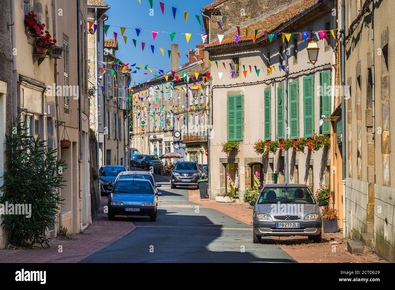 Vista lungo la Grande Rue, le Dorat, Haute-Vienne (87), Francia. Foto Stock