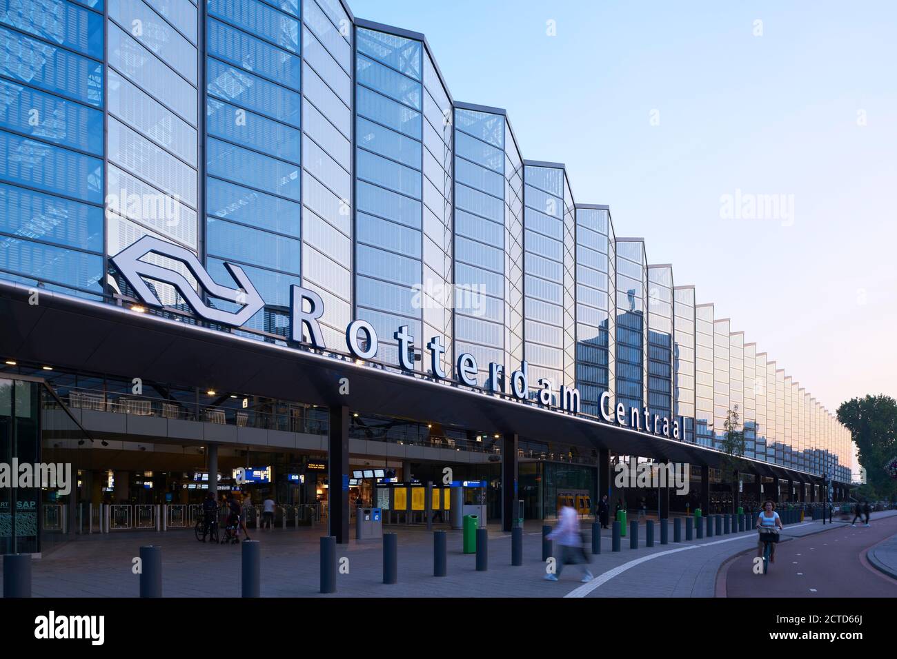 Esterno della stazione centrale di Rotterdam, Paesi Bassi. Completato nel 2014 a seguito di un'estesa ristrutturazione da parte di un team che comprende le aziende olandesi Bennem Crouwel Architects, MVSA Architects e West 8. Foto Stock