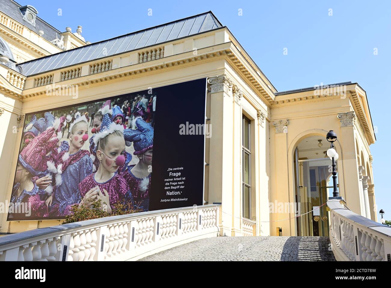 Baden vicino a Vienna, bassa Austria, Austria. Il più grande festival fotografico all'aperto d'Europa a Baden, vicino Vienna. La foto mostra il Casino Baden Foto Stock