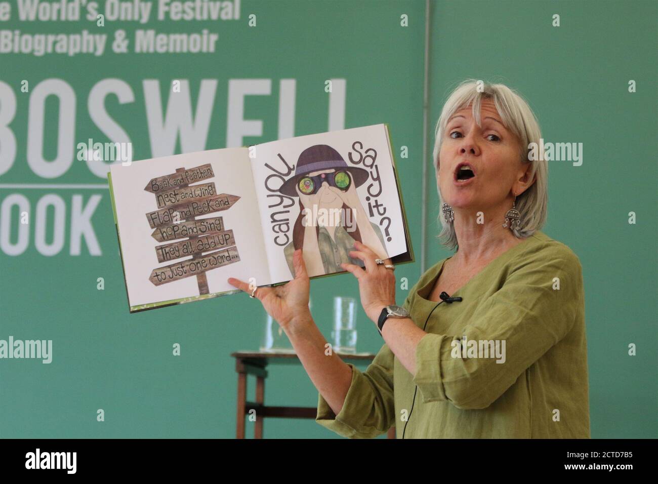 Boswell Book Festival, Dumfries House, Cumnock Ayrshire, Scozia, Regno Unito 12 maggio 2018. Nicola Davies, autore di bambini, parla e legge ai bambini della scuola. Nicola Davies è una zoologa e scrittrice inglese. È stata una delle presentatori originali del programma per la fauna selvatica della BBC The Really Wild Show. Ha molti libri al suo merito compreso il re del cielo, l'orso del ghiaccio, squali sorprendenti per denominare alcuni , È stata pubblicata in oltre 10 lingue l'Annual Boswell Book Festival è unico in quanto è l'unico Festival del Libro che si occupa in modo straordinario di memorie e biografie. Foto Stock