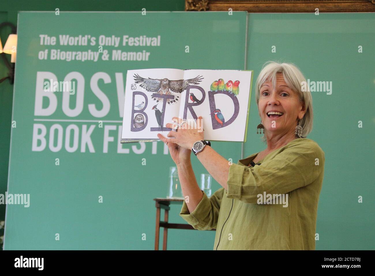 Boswell Book Festival, Dumfries House, Cumnock Ayrshire, Scozia, Regno Unito 12 maggio 2018. Nicola Davies, autore di bambini, parla e legge ai bambini della scuola. Nicola Davies è una zoologa e scrittrice inglese. È stata una delle presentatori originali del programma per la fauna selvatica della BBC The Really Wild Show. Ha molti libri al suo merito compreso il re del cielo, l'orso del ghiaccio, squali sorprendenti per denominare alcuni , È stata pubblicata in oltre 10 lingue l'Annual Boswell Book Festival è unico in quanto è l'unico Festival del Libro che si occupa in modo straordinario di memorie e biografie. Foto Stock