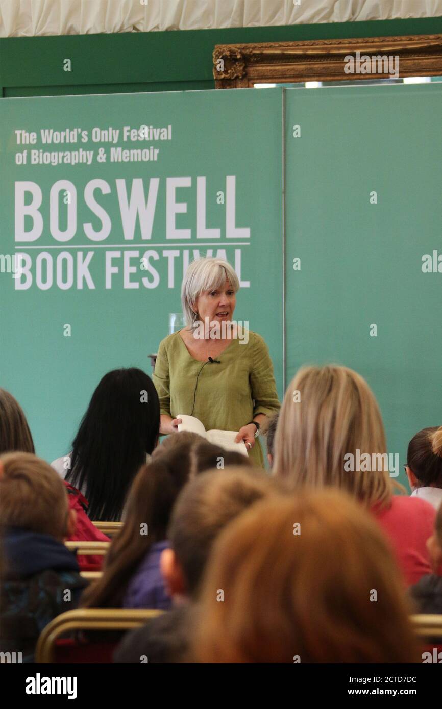 Boswell Book Festival, Dumfries House, Cumnock Ayrshire, Scozia, Regno Unito 12 maggio 2018. Nicola Davies, autore di bambini, parla e legge ai bambini della scuola. Nicola Davies è una zoologa e scrittrice inglese. È stata una delle presentatori originali del programma per la fauna selvatica della BBC The Really Wild Show. Ha molti libri al suo merito compreso il re del cielo, l'orso del ghiaccio, squali sorprendenti per denominare alcuni , È stata pubblicata in oltre 10 lingue l'Annual Boswell Book Festival è unico in quanto è l'unico Festival del Libro che si occupa in modo straordinario di memorie e biografie. Foto Stock