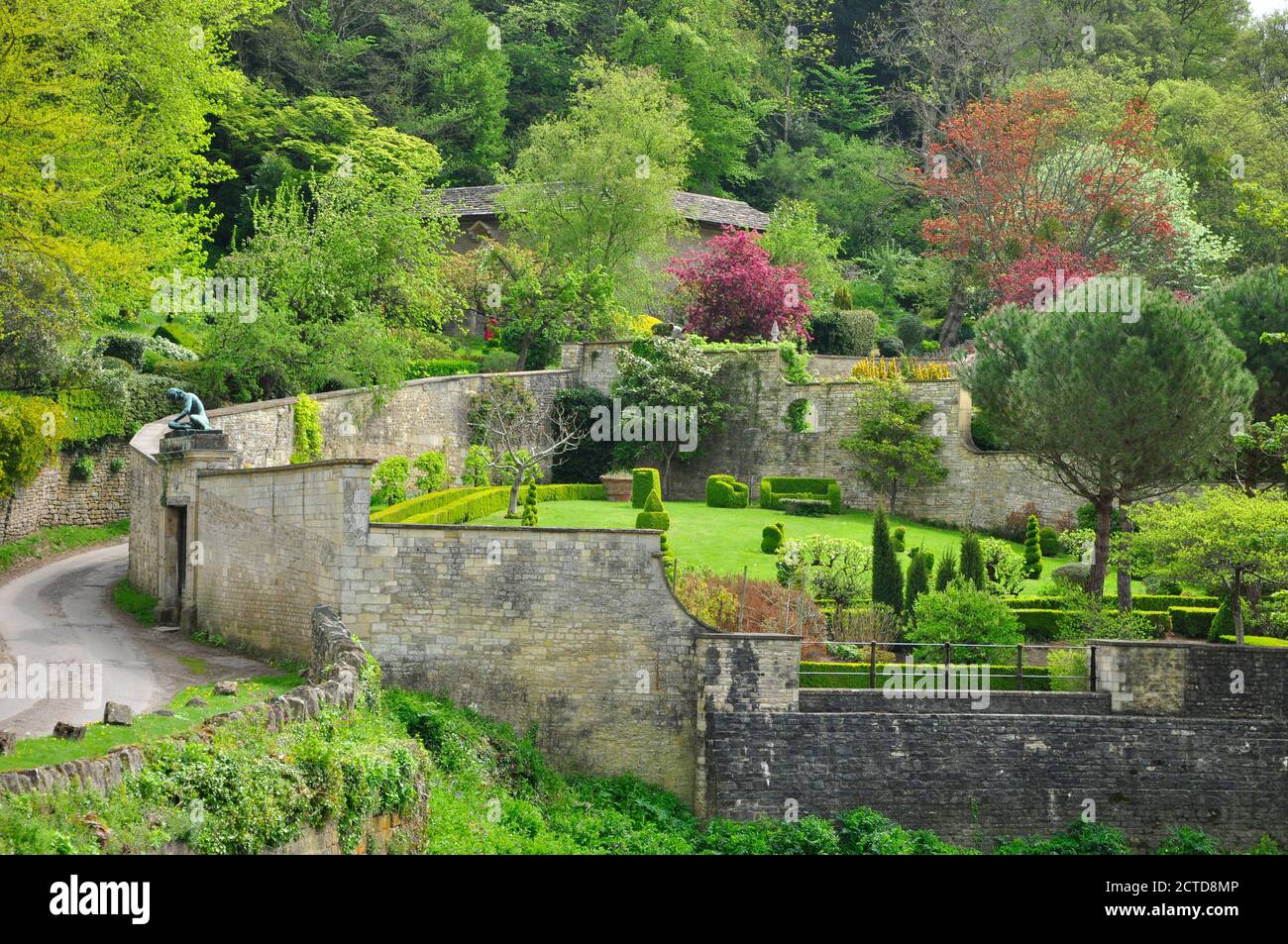Colorato giardino murato primaverile a Iford vicino a Bath, Somerset, UK Foto Stock