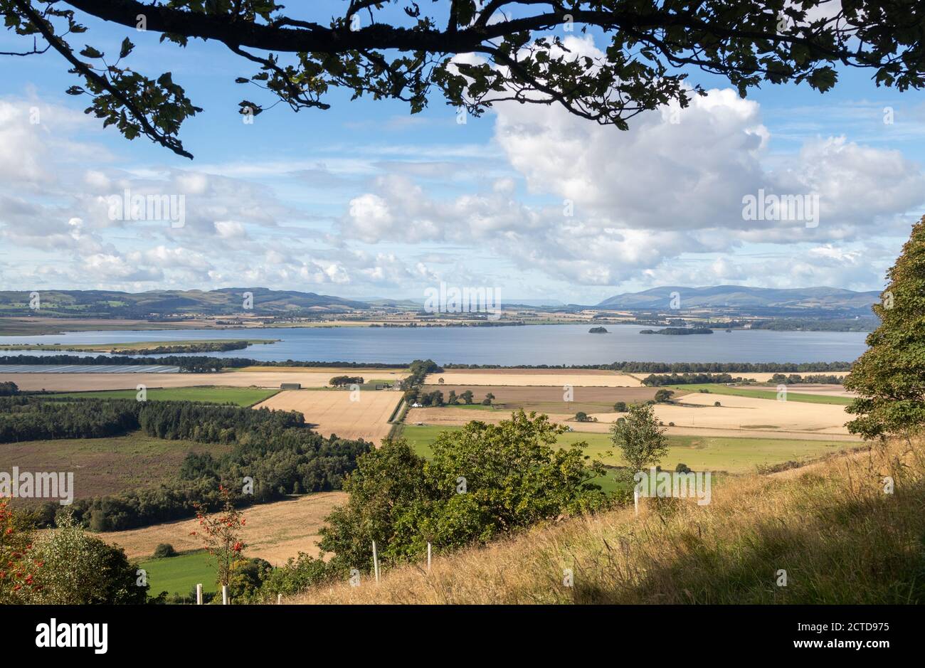 Guardando verso Loch Leven da Munduff Hill, Perth e Kinross, Scozia. Foto Stock