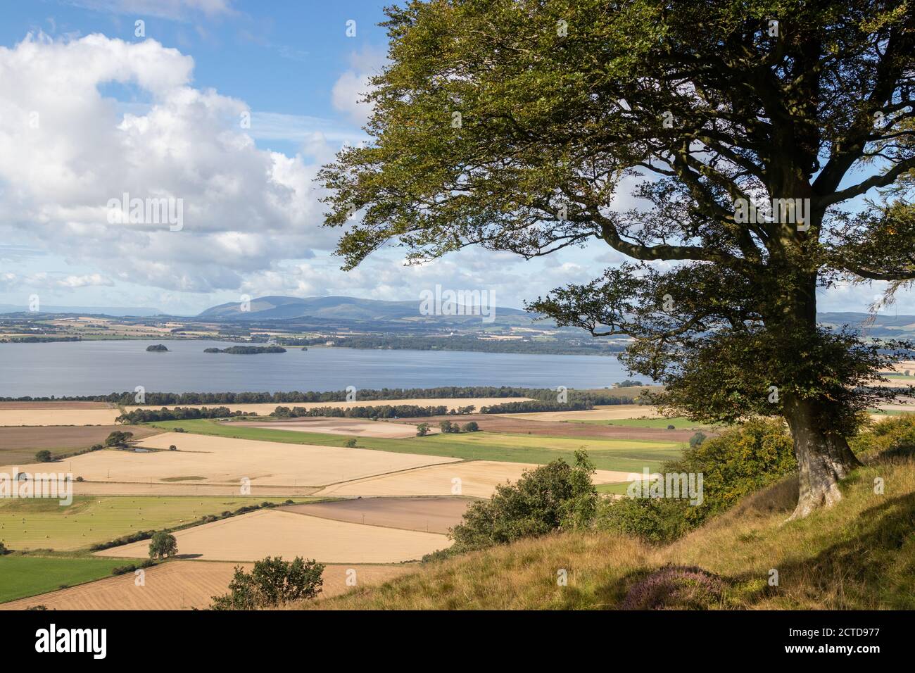 Guardando verso Loch Leven da Munduff Hill, Perth e Kinross, Scozia. Foto Stock