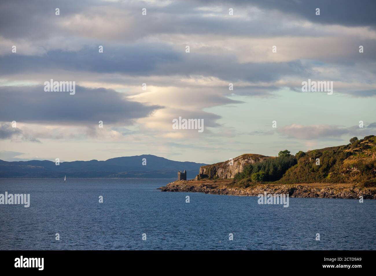 L'Isola di Mull vicino al Castello di Duart visto dal traghetto Oban a Mull. Foto Stock