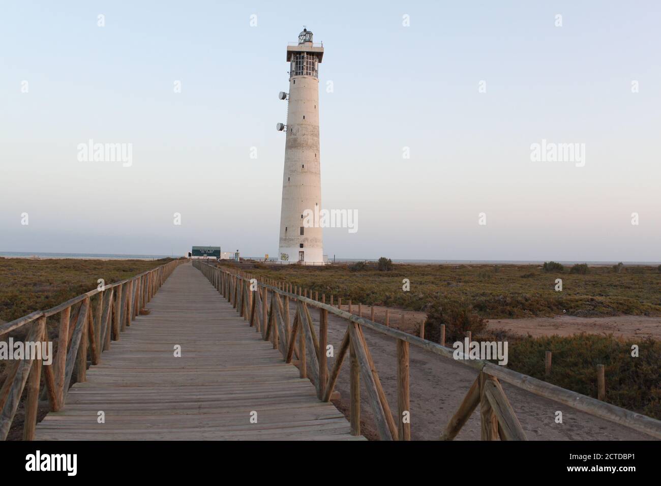 Il faro Matorral, situato sulla spiaggia paradisiaca di El Matorral, a Morro Jable (Fuerteventura, Spagna), sorge su un'enorme palude di sale di alta. Foto Stock