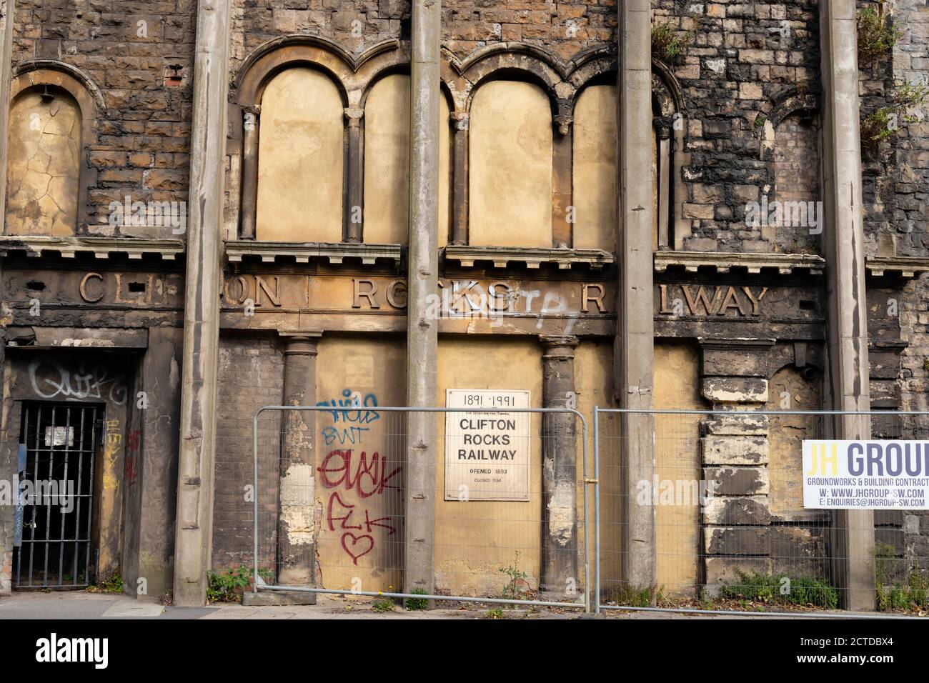 Clifton Rocks Railway facciata di ingresso inferiore. Funicolare all'interno della roccia. Bristol, Inghilterra. Settembre 2020 Foto Stock