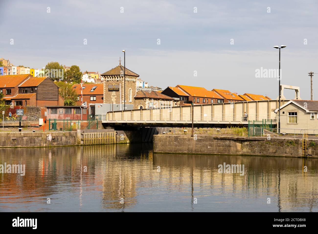 Cumberland Basin guardando verso la Pump House e Merchants Road Swing Bridge. Bristol, Inghilterra. Settembre 2020 Foto Stock