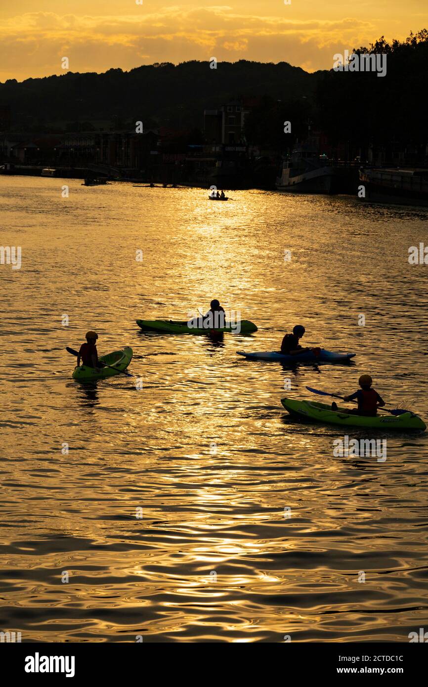 I canoisti si sono sdraiati contro il sole che tramonta, Floating Harbour, Bristol, Inghilterra. Settembre 2020 Foto Stock