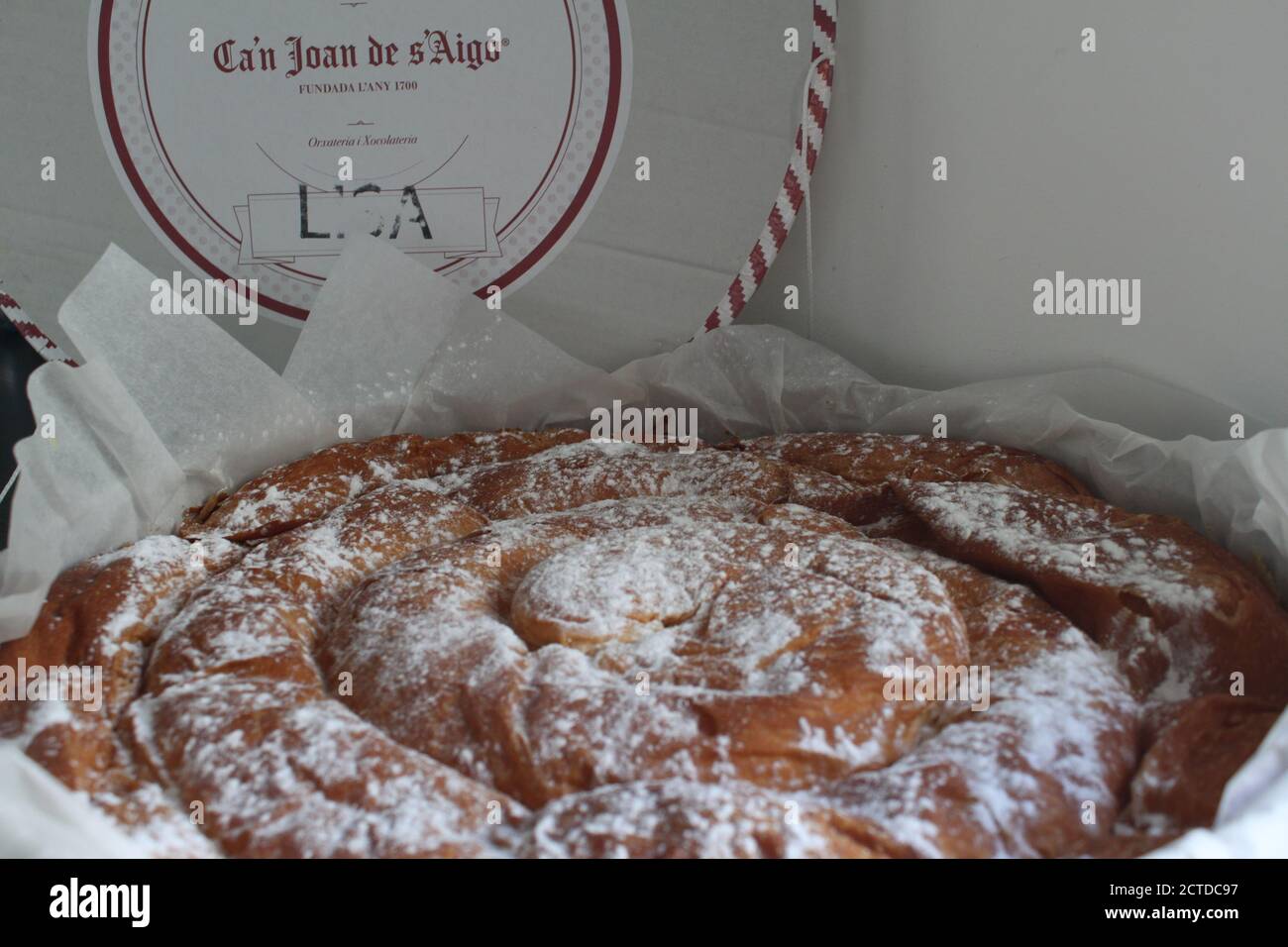 Ensaimada (tipica torta di Maiorca) di Can Joan de S'Aigo, una pasticceria secolare fondata a Palma di Maiorca (Spagna) nel 1700. / Ana Bornay Foto Stock