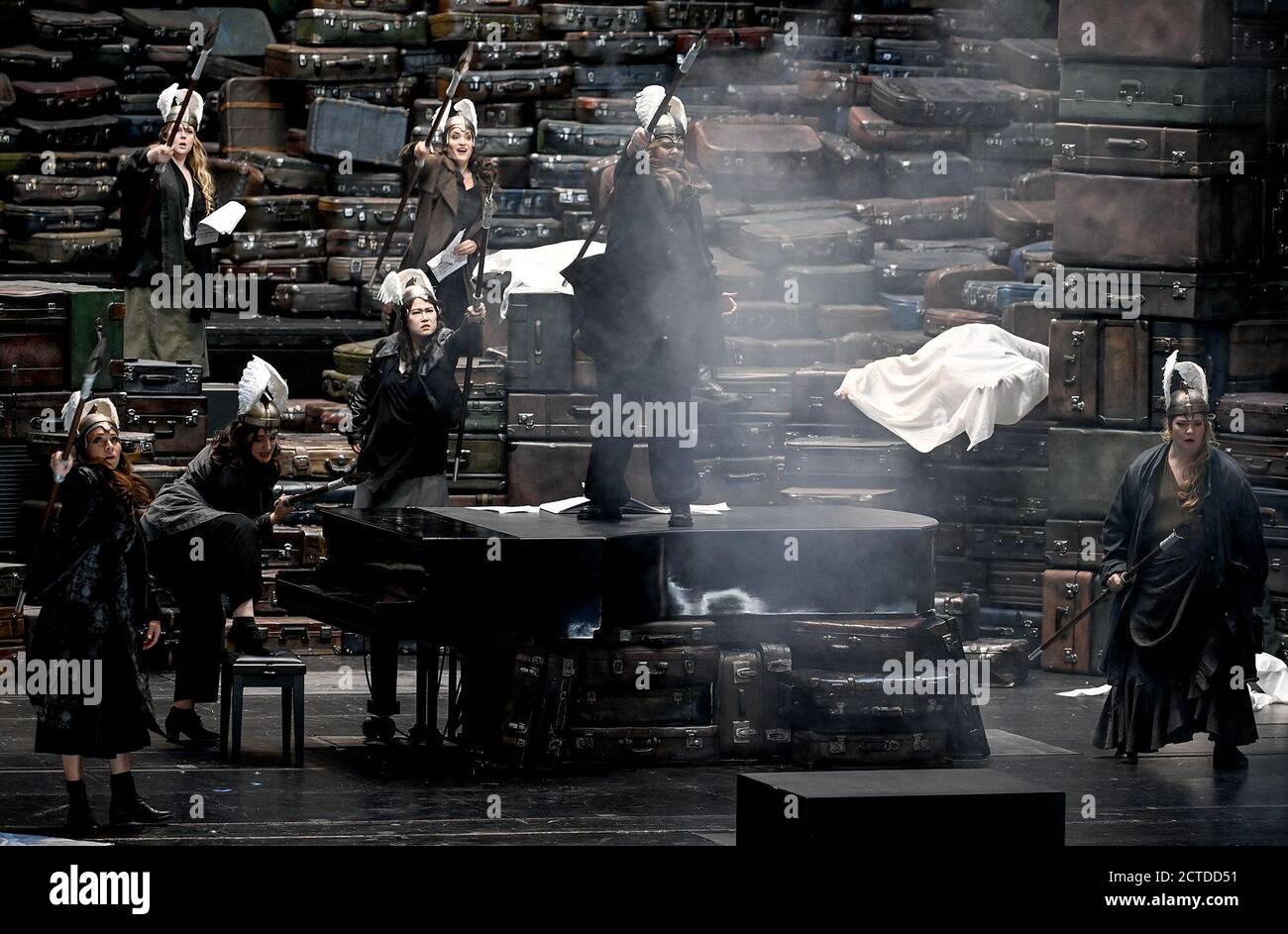 Berlino, Germania. 22 settembre 2020. Cantanti e attori sono sul palco della scena 'Ride of the Valkyrie' durante le prove fotografiche per l'opera 'Die Walküre' al Deutsche Oper. Il gioco celebra la sua prima su 27.09.2020. Credit: Pedersen/dpa-Zentralbild/dpa/Alamy Live News Foto Stock