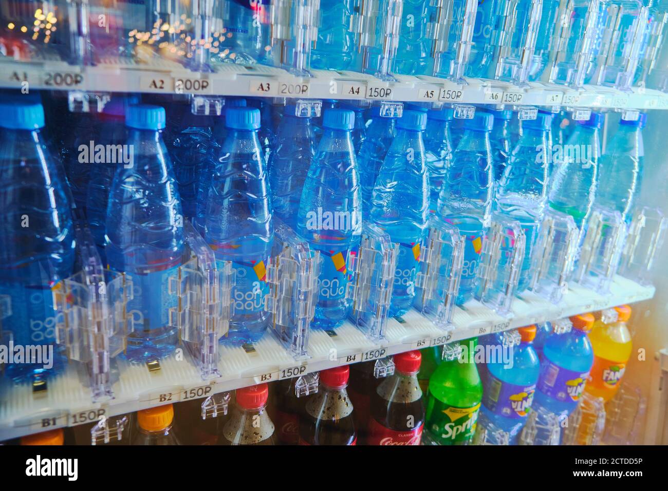 Bottiglie d'acqua e bevande frizzanti all'interno del distributore automatico Foto Stock