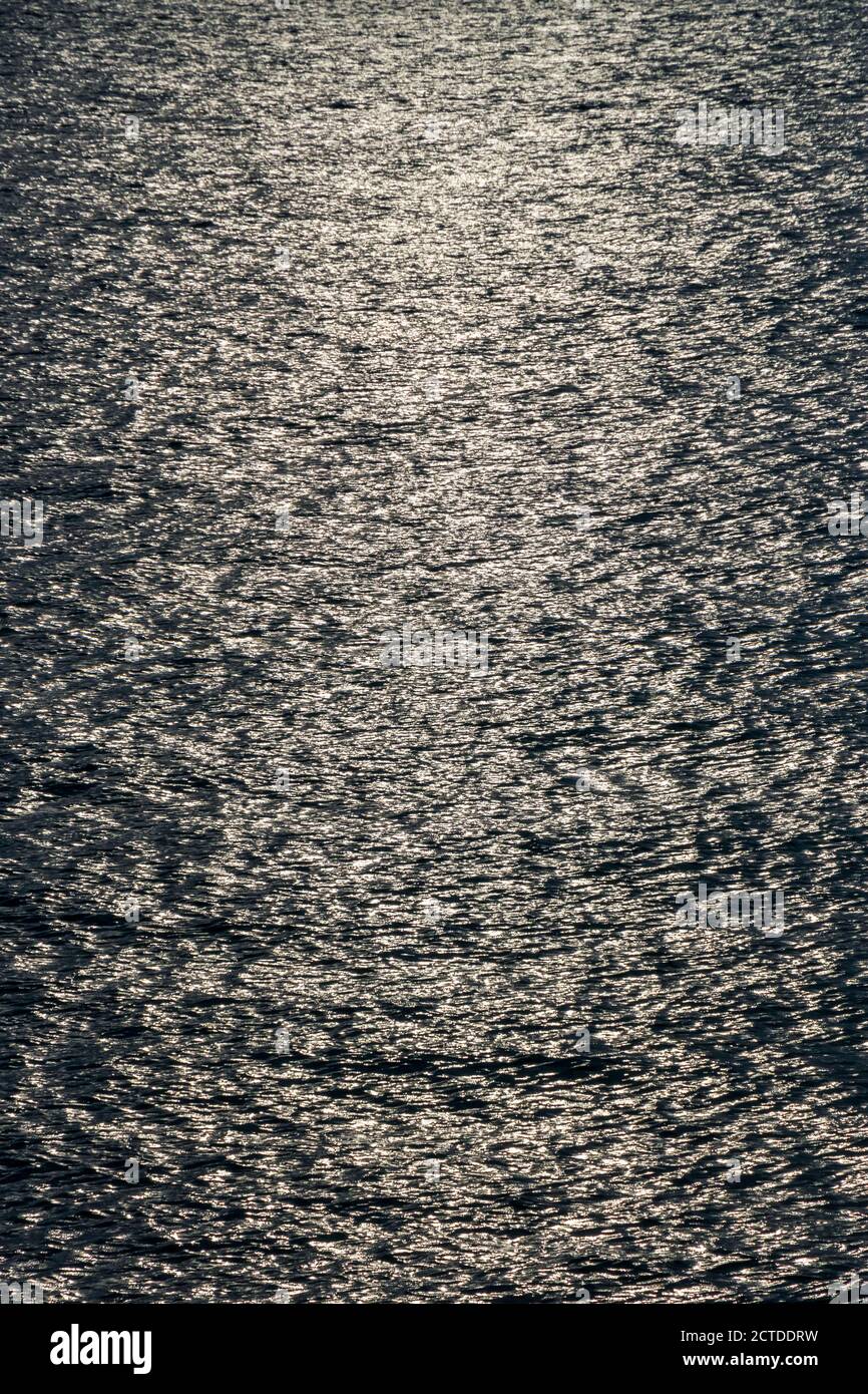 Luce che si riflette sull'oceano Foto Stock