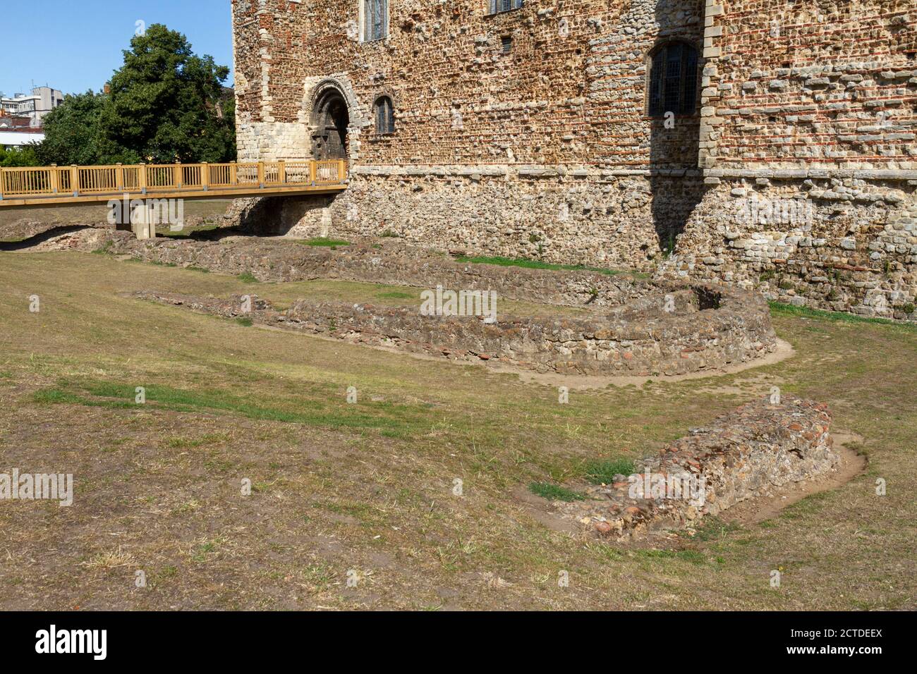 Fondazioni della cappella di fronte al castello di Colchester, un castello normanno a Colchester, Essex, Regno Unito. Foto Stock