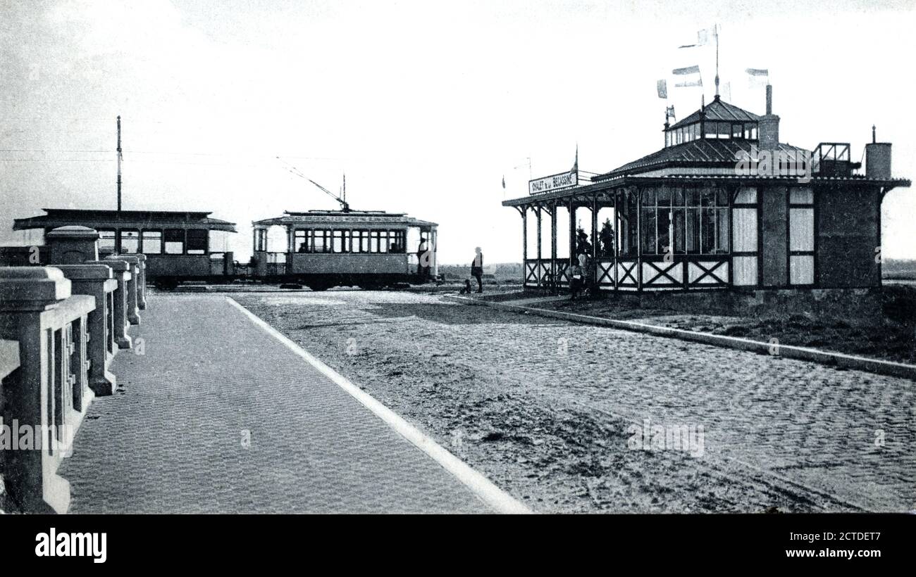 Una vista storica di Snipe Chalet e un tram visto da Mole Bridge Zeebrugge, Belgio, preso da una cartolina dal titolo 'chalet de la bécassine au pont du mole' c.1905. Foto Stock