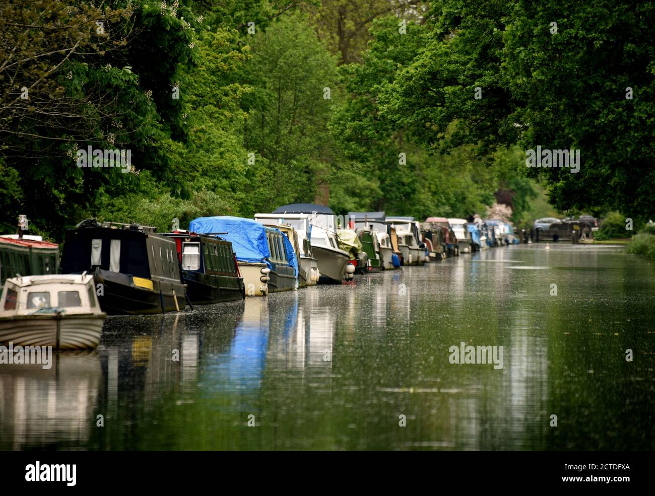 Una fila di barche riflessa nella bella navigazione Wey In Surrey Foto Stock
